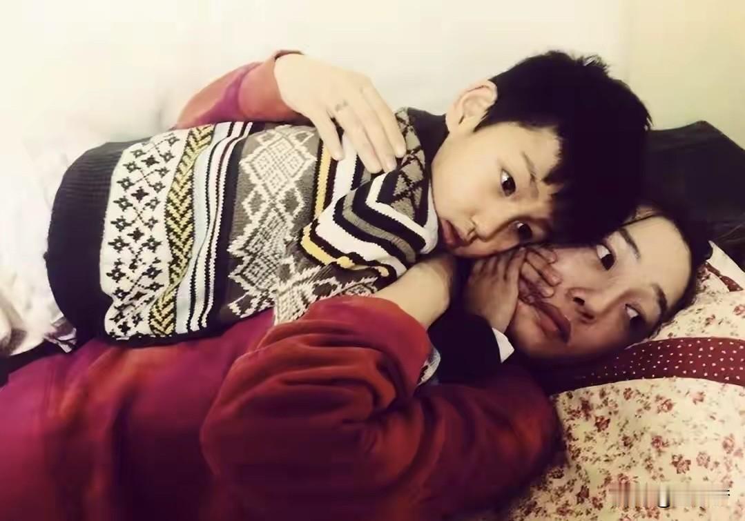 白百何让儿子在公园里随地大小便这事一爆出来，我就知道她这回又赢定了。随地大小