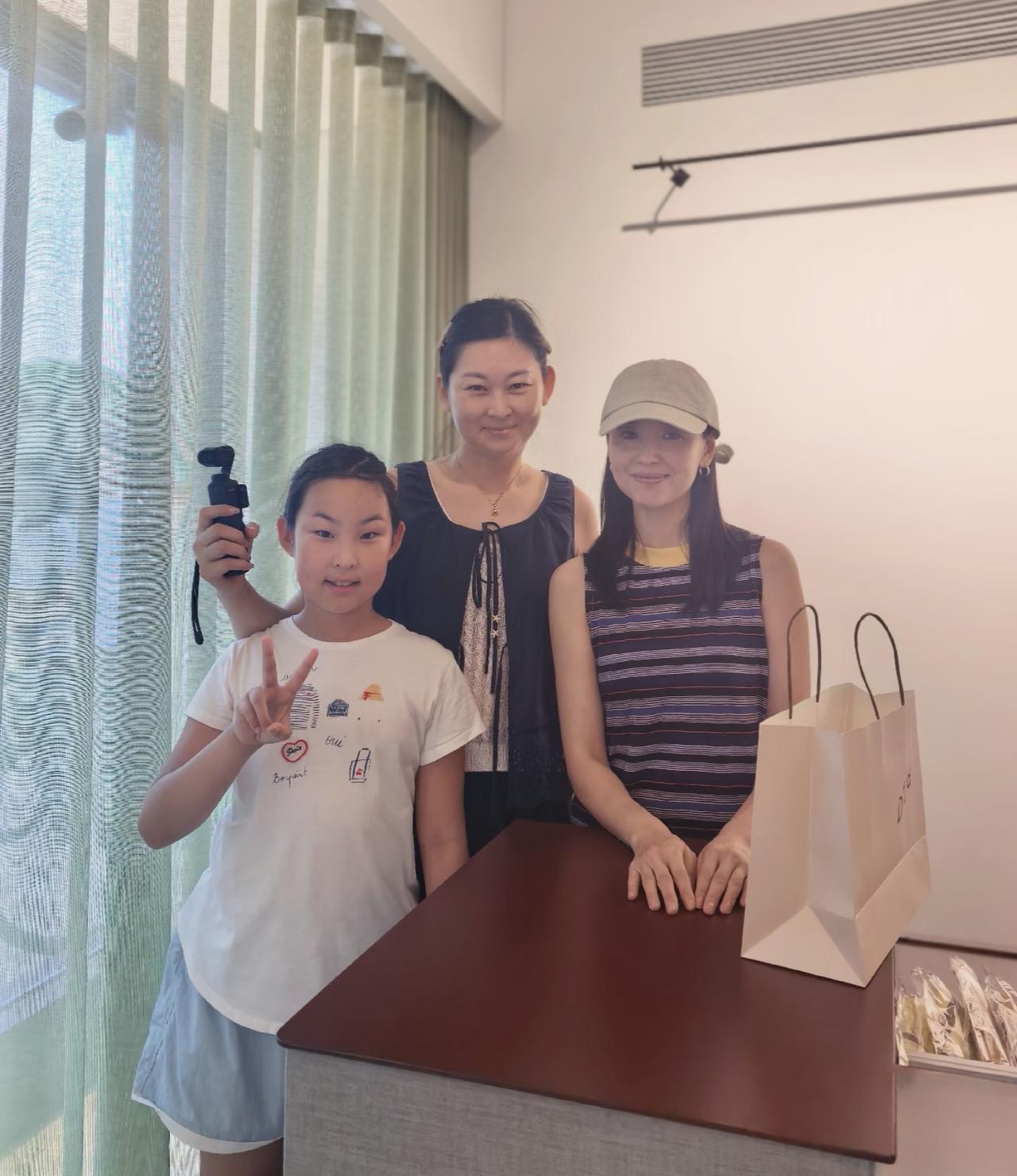 45岁董洁现身河北自营的服装店接待客人，她穿着条纹短袖上衣，身形苗条，脸部素颜皮