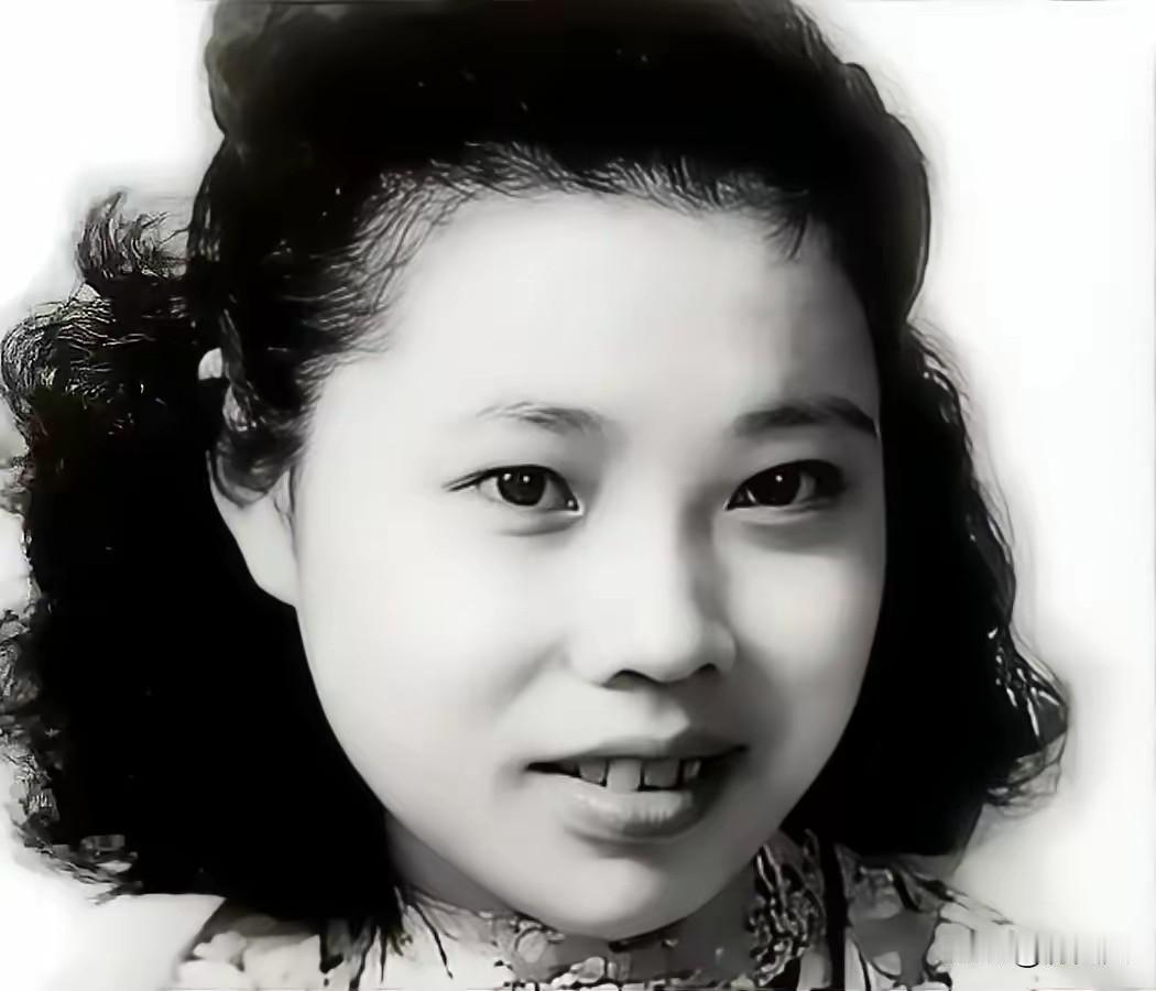 1940年，地下党康乃尔正在茶楼玩牌，一军统美女突然拍了拍他的肩膀，使了个眼色说