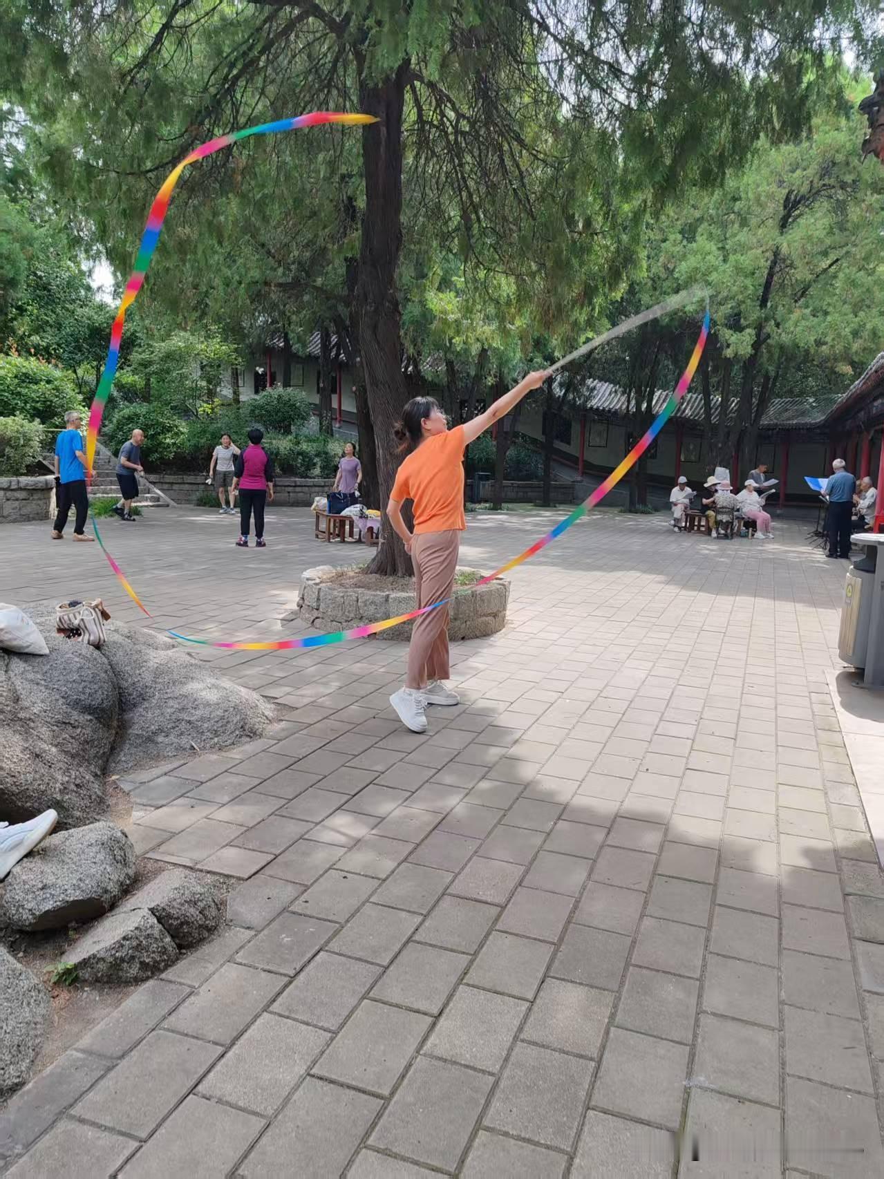 退休半年了，啥活也没有干。就当了一天的辅导班的小学老师干了一天，我家那个傻男人就