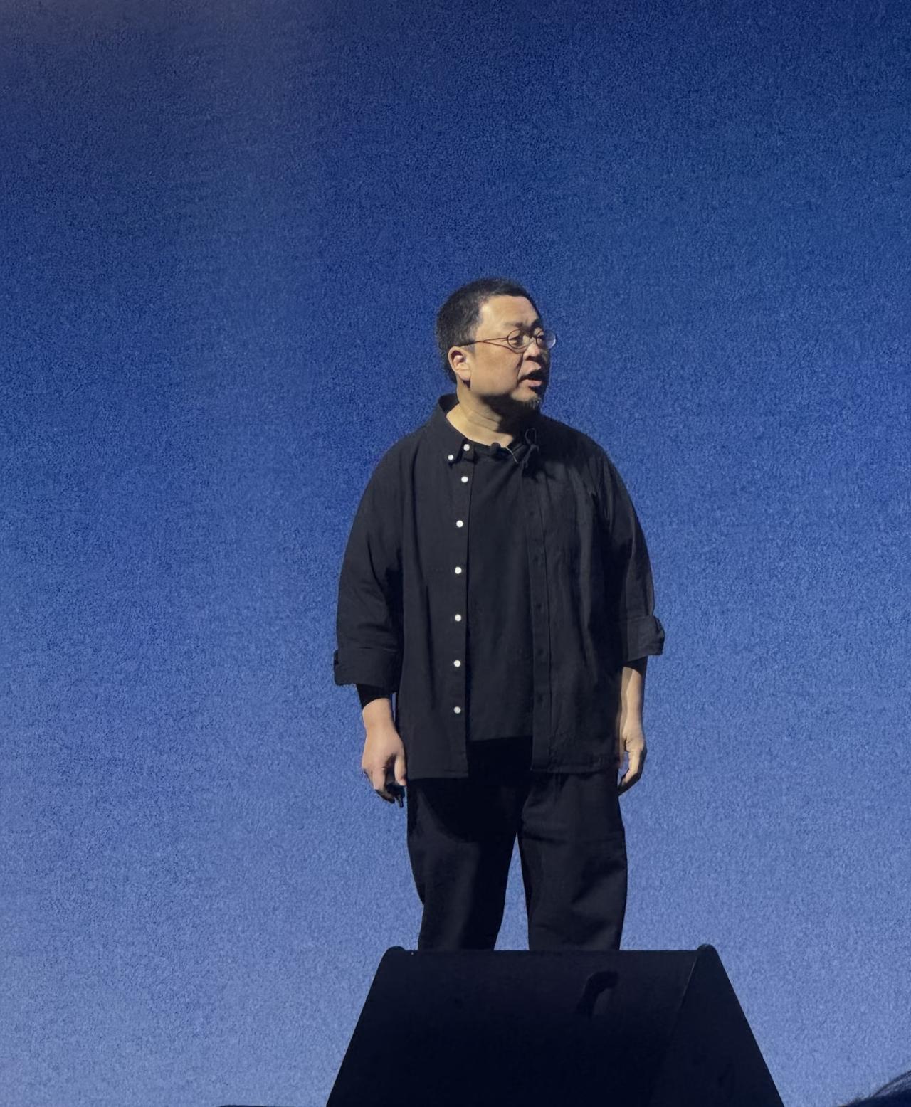 我朋友就参加了罗永浩的线下活动发布会，他是这样和我说的。他说，其实活动开始的时