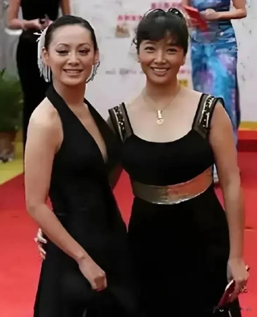 那时的江珊五官精致、风情万种、魅力四射！颜值绝对能打90分。而左边的宁静，那时五