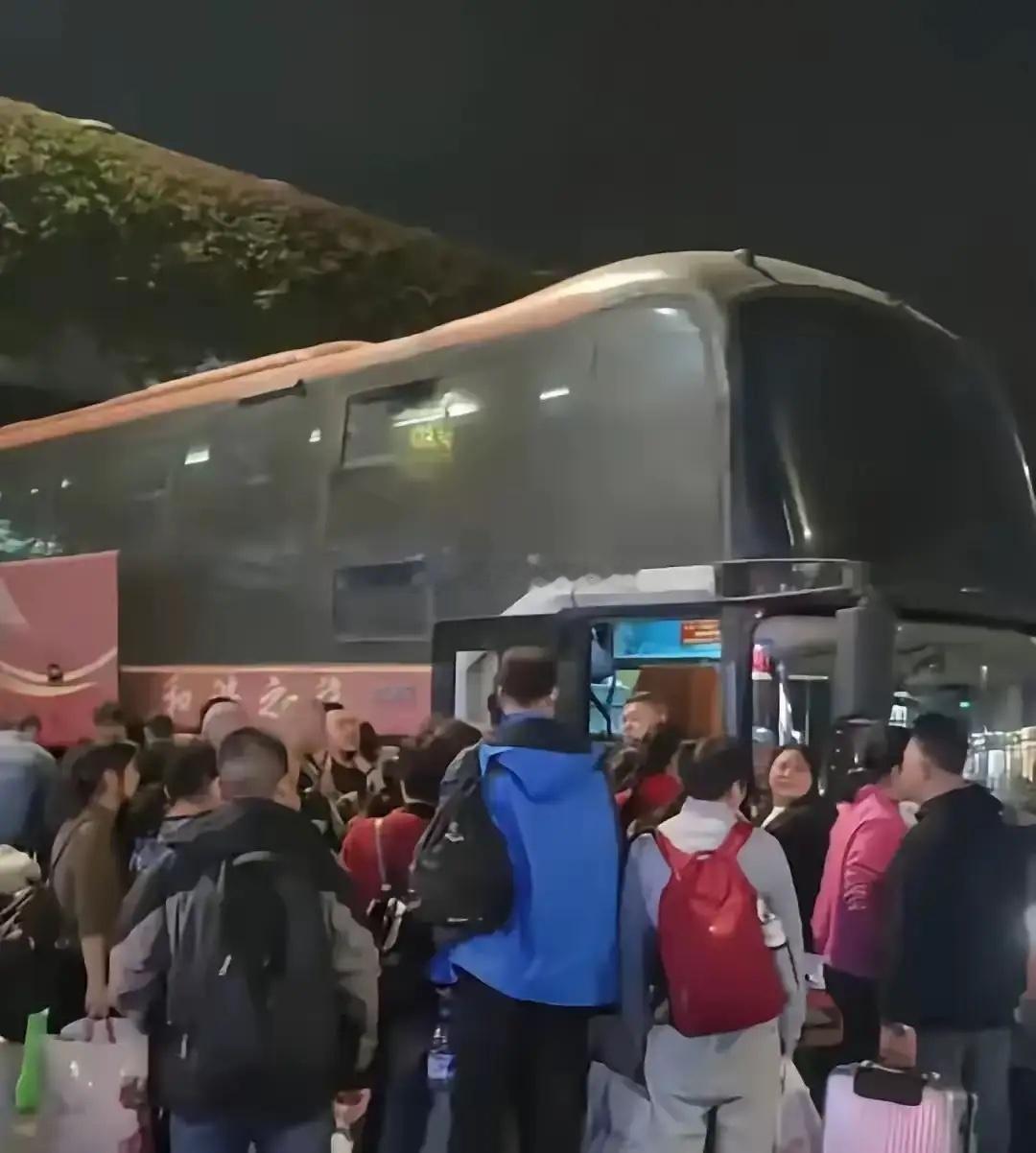 今年春运最离谱的，是大巴车把高铁和飞机给“背刺”了。刷短视频，一堆河南老乡在晒。