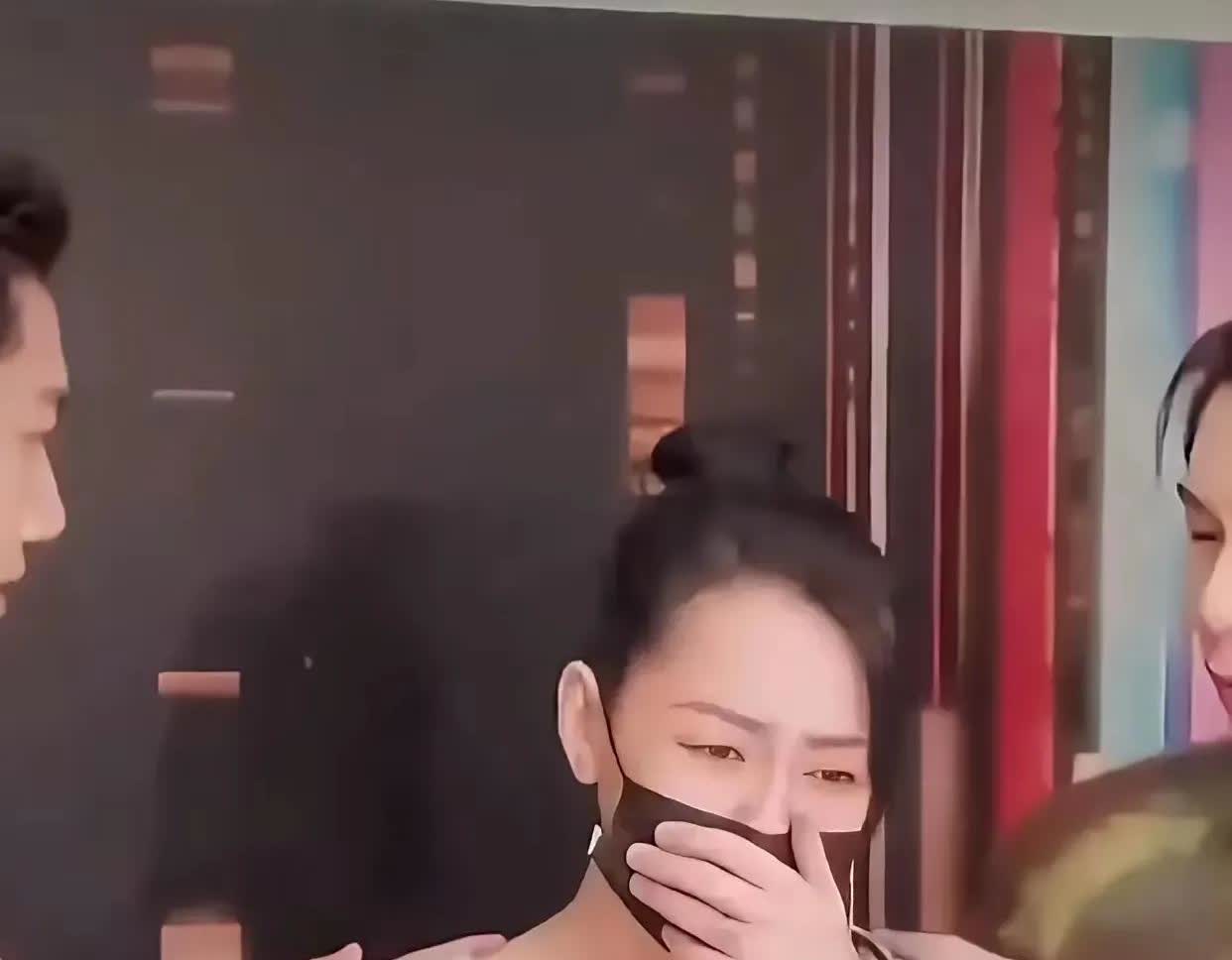 人家这边结婚，小曲线挑来挑去挑这么个日子露脸，其实就想给人家结婚添堵，哭哭啼啼的