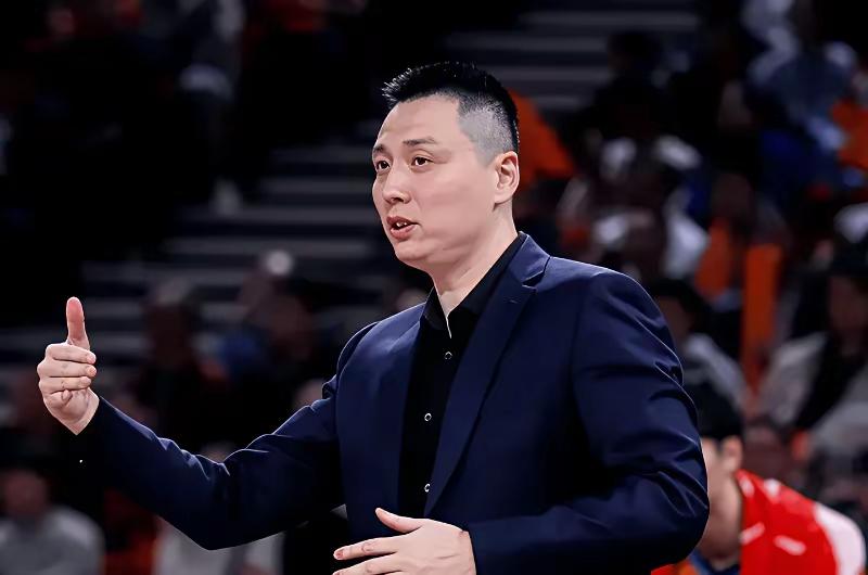 低调，低调，上海久事男篮主教练卢伟是最帅最低调的主教练，当年从如日中天的辽宁男篮