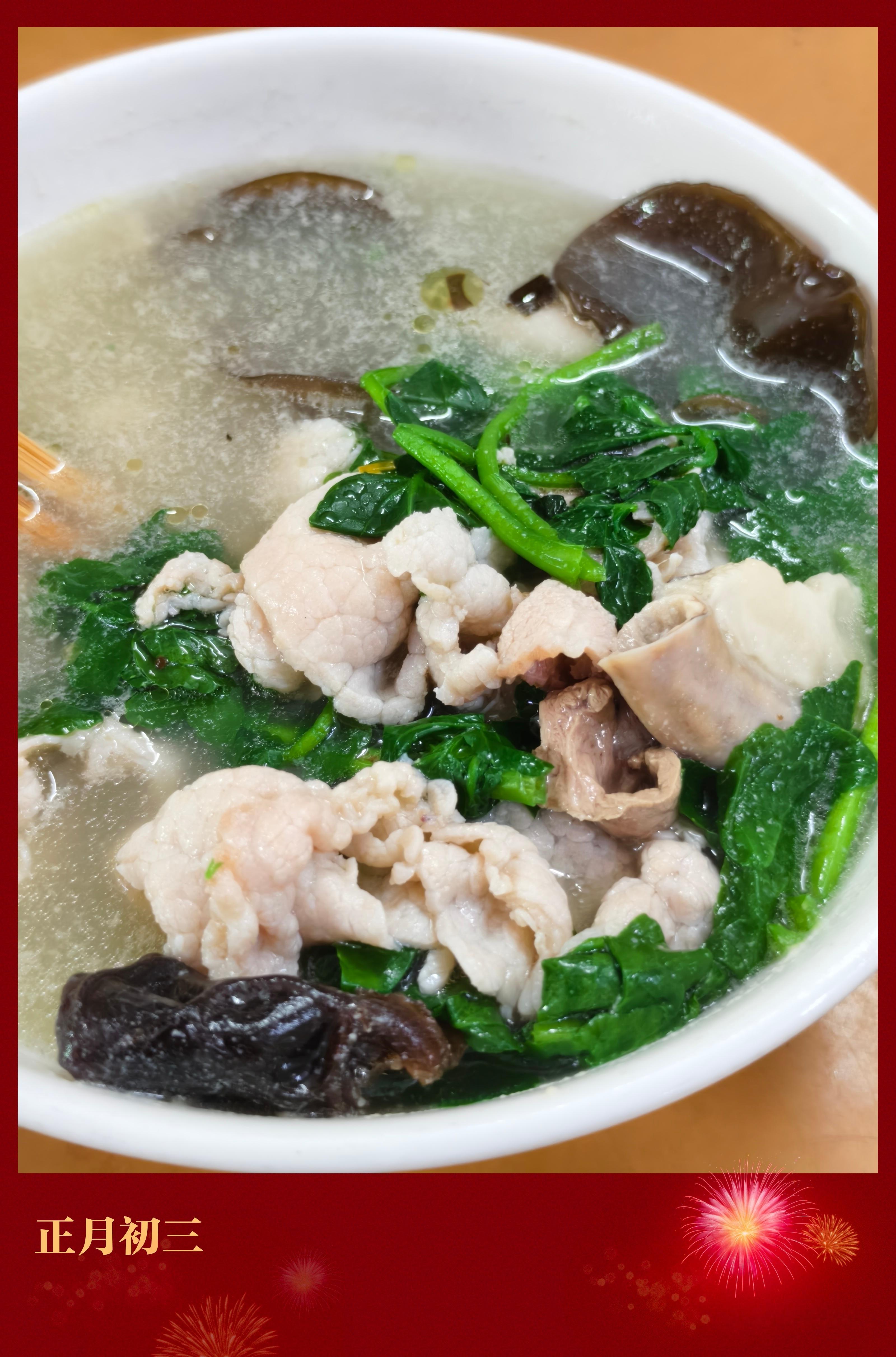 初三吃了从小到大吃的肠粉店，不是小时候吃的那种厚皮肠粉了，不过味道酱汁还是很不错