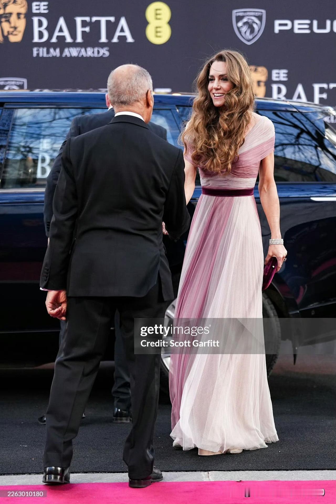 渐变粉礼服太惊艳！凯特王妃和威廉王储在伦敦出席第79届英国电影学院奖颁奖活动，旧