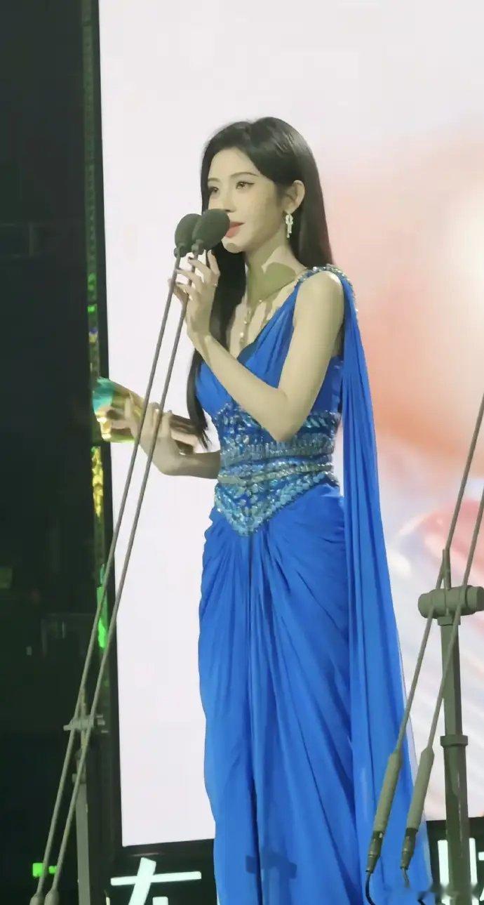 鞠婧祎蓝色妖姬当2025腾讯星光大赏的聚光灯刺破夜色，鞠婧祎身着VERSAC