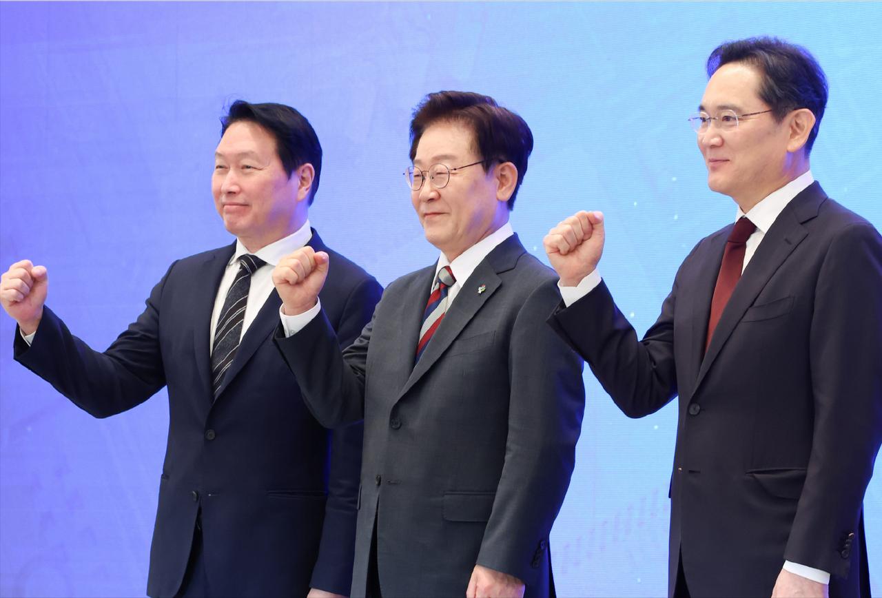 6月29日，韩国总统李在明、三星电子会长李在镕和SK集团会长崔泰源在青瓦台举行的