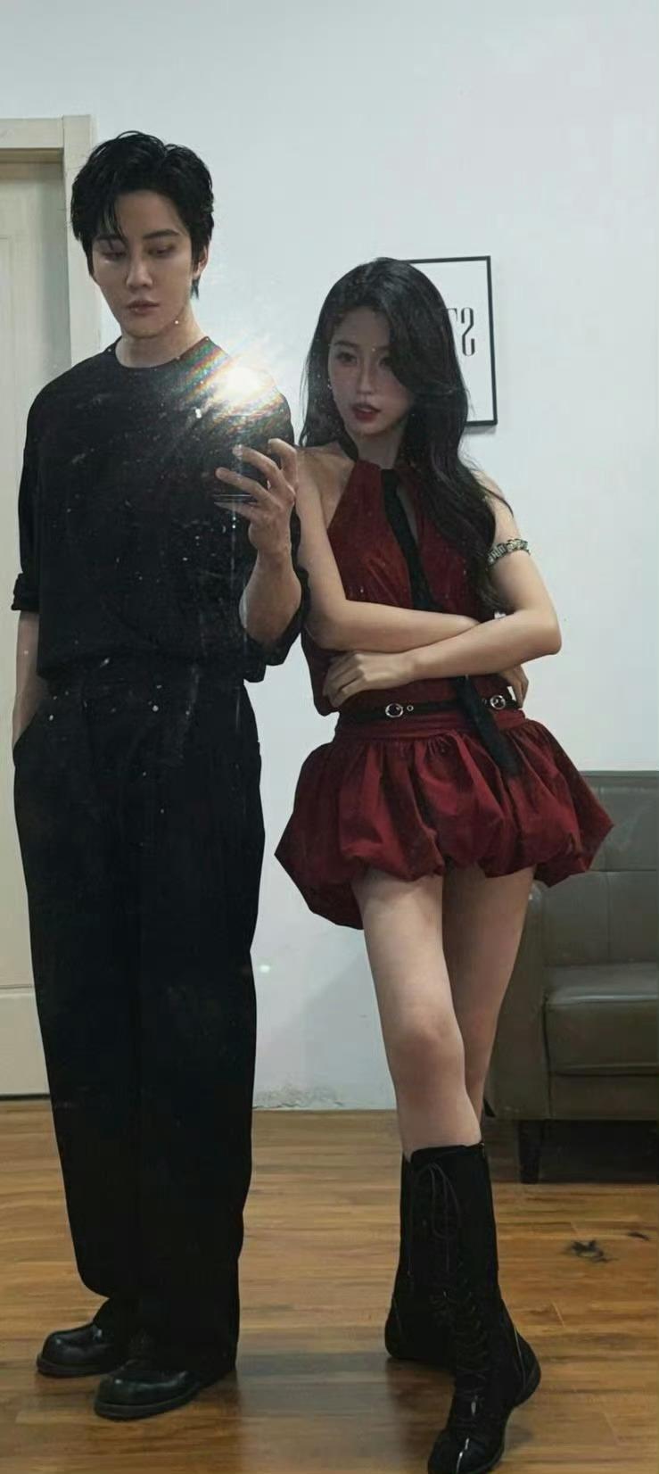 Mike跟虞书欣的最新合照，感觉男一何与要被掀桌了