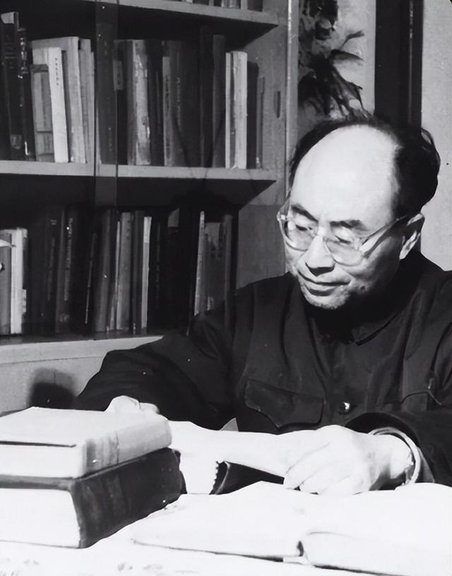 1962年，于敏推开家门。然而，妻子孙玉芹竟然冷冷地问：“大叔，你找谁？”那一刻