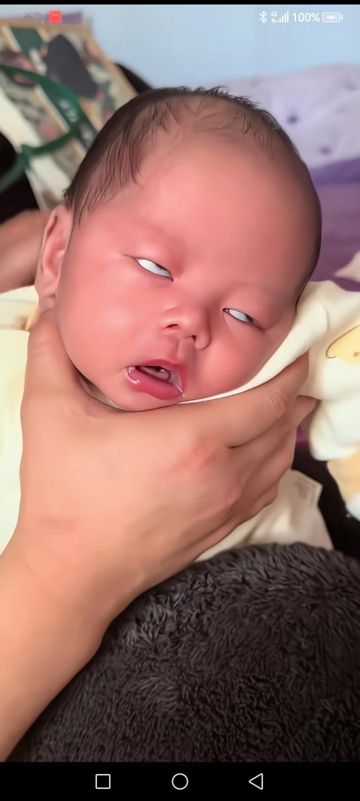 无语了，让丈夫喂宝宝奶粉喝，把宝宝噎的反白眼，气得妻子说：你不会慢点喂吗！让你喂