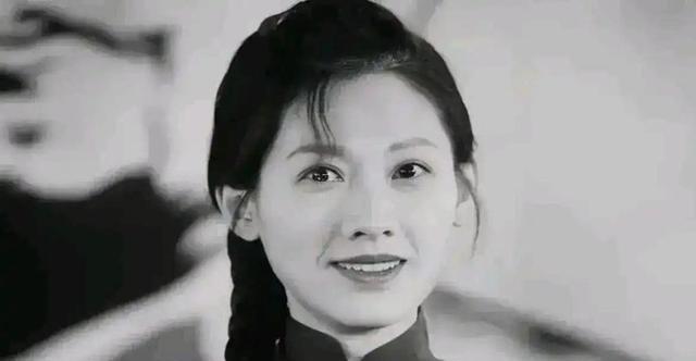 1978年女知青李亚茹返城前夜，她颤抖地解开衣扣，对丈夫说：“今晚，我们做最后一