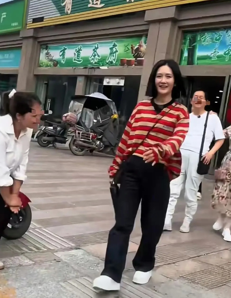 谢娜过于真实，陪父母在四川街头吃饭，穿着朴素像路人，一点明星架子都没有！照片中