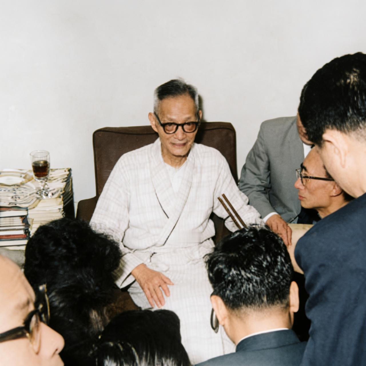 1963年，北大老校长蒋梦麟，当着媒体的面，宣布自己离婚时，一张罕见的留影，照片