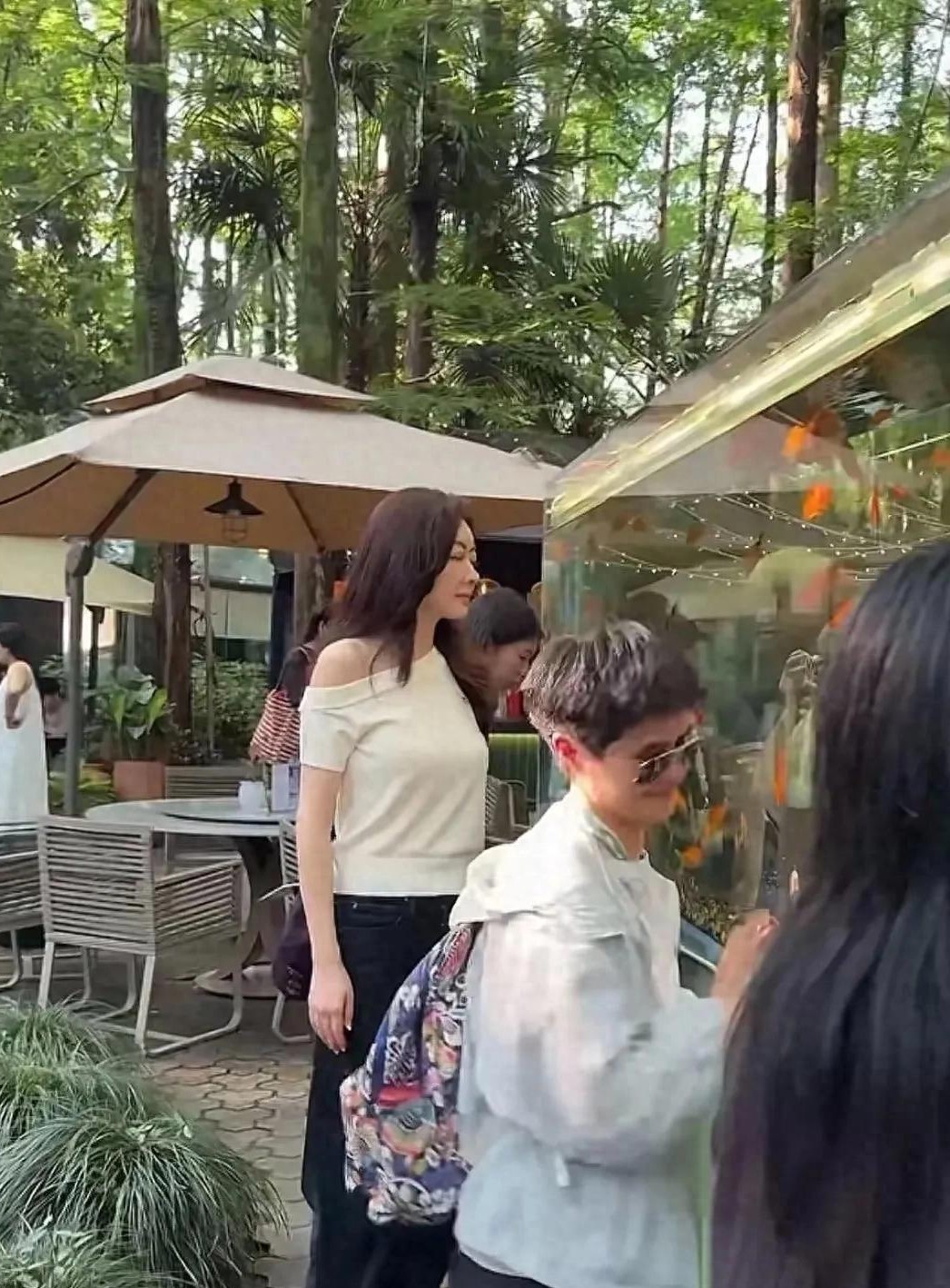 现实中的熊黛林，身材好到爆，长得也特别有气质，越看越耐看