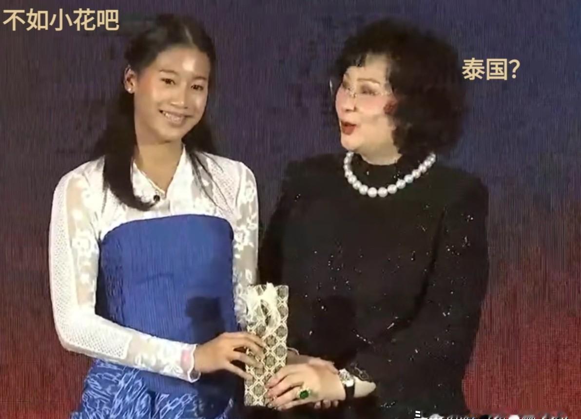 在巴黎秀场压轴不算本事，在羽毛球晚宴拿最佳着装奖才是。世界羽联的红毯，正悄悄刺