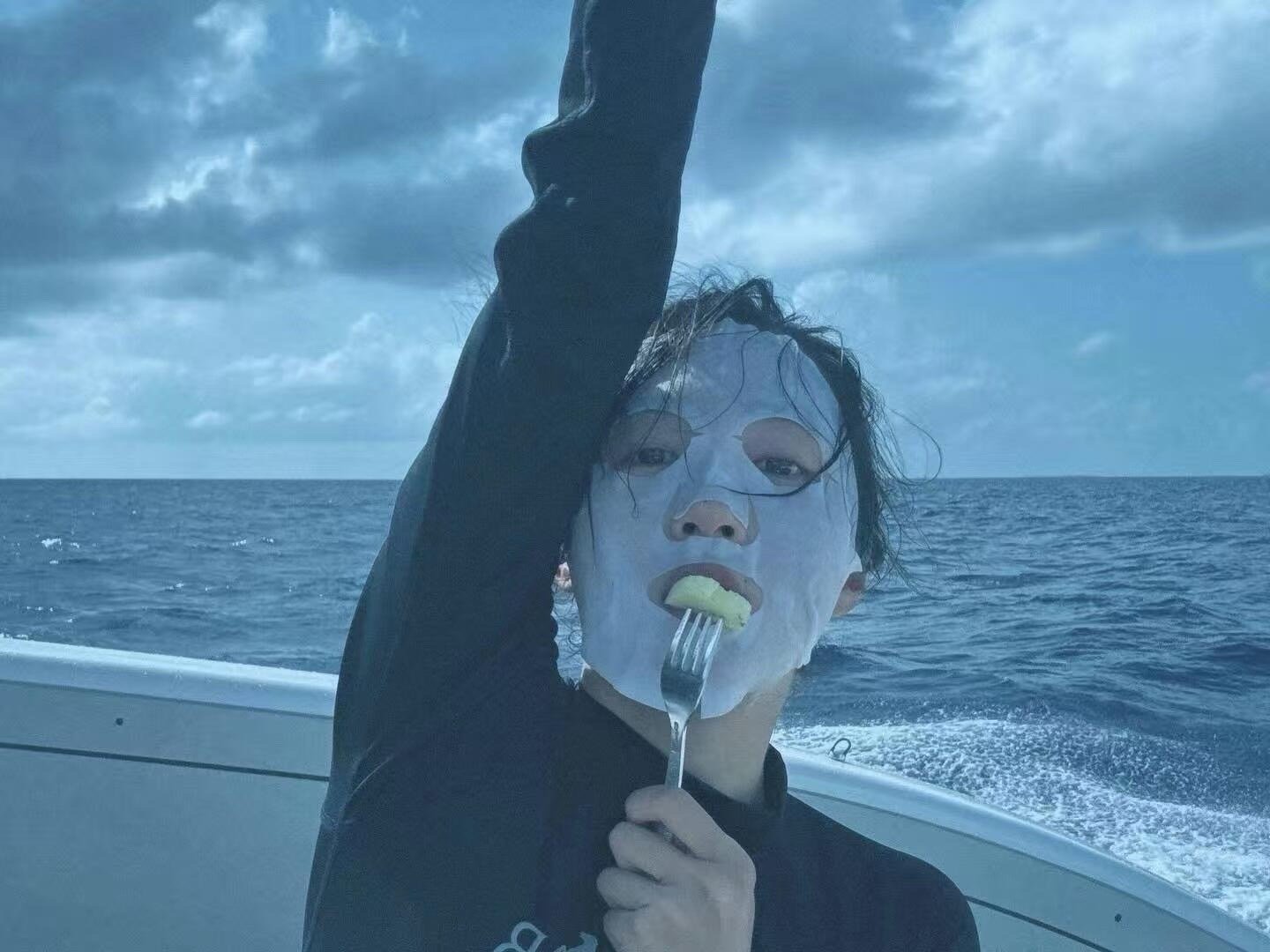 关晓彤说喜欢被阳光晒透的感觉光从发丝间穿过，海风轻抚裙角，她笑着拥抱洒落的温暖