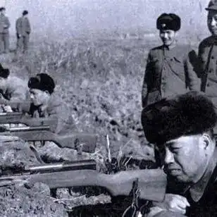 1985年，许世友将军卧病在床，趁旁边无人陪护时，用毛巾勒住自己的脖子死死拉紧，