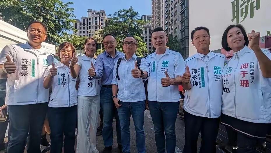 不到12小时，蓝白纷扰圆满落幕，白营现身参加台中造势。就在10月3日晚，白营台中