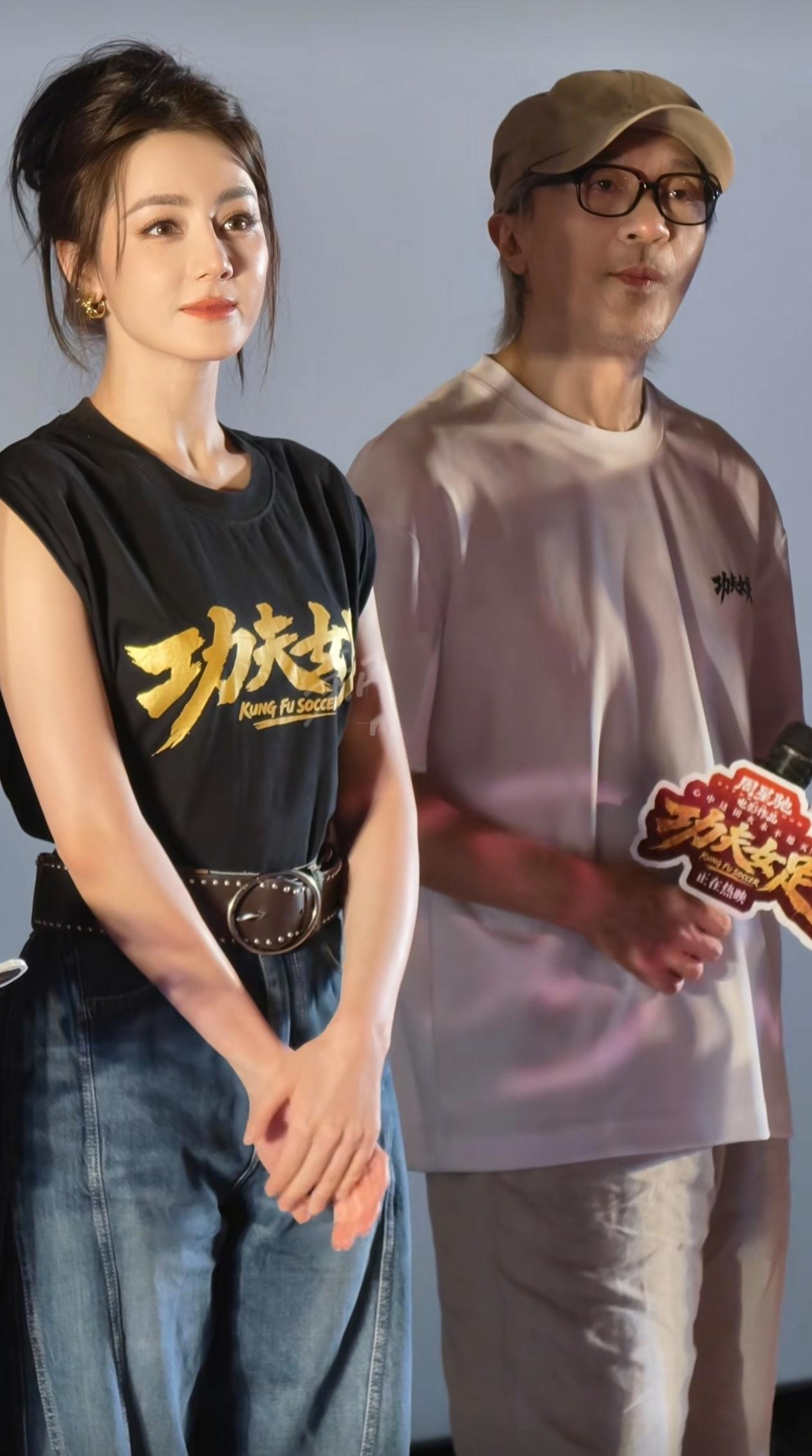 7月11日天津《功夫女足》路演，周星驰、迪丽热巴同台现身。热巴仪态出众，一举