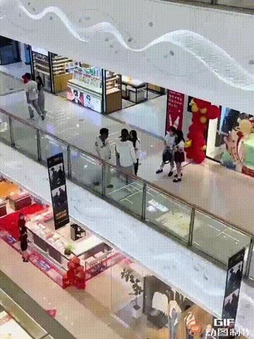 一位网友在商场逛街时，看到了非常有趣的一幕，只见两名外籍男子在正常走路，居然有四