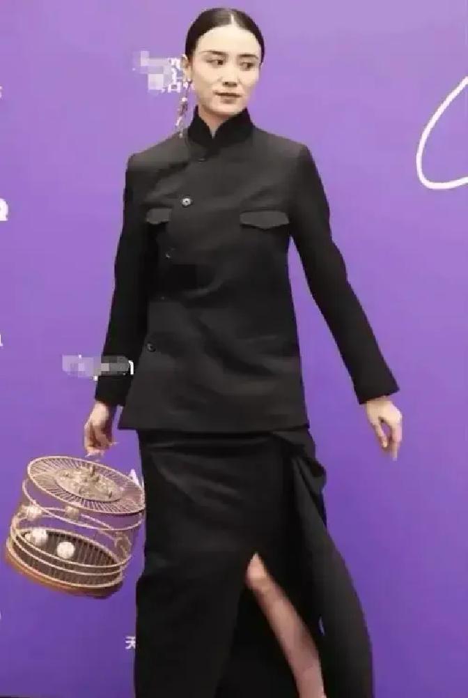 15斤肉换戛纳门票宋佳把辫子扎成铜钱串，拎着鸟笼走红毯。剧组人说她拍完打戏