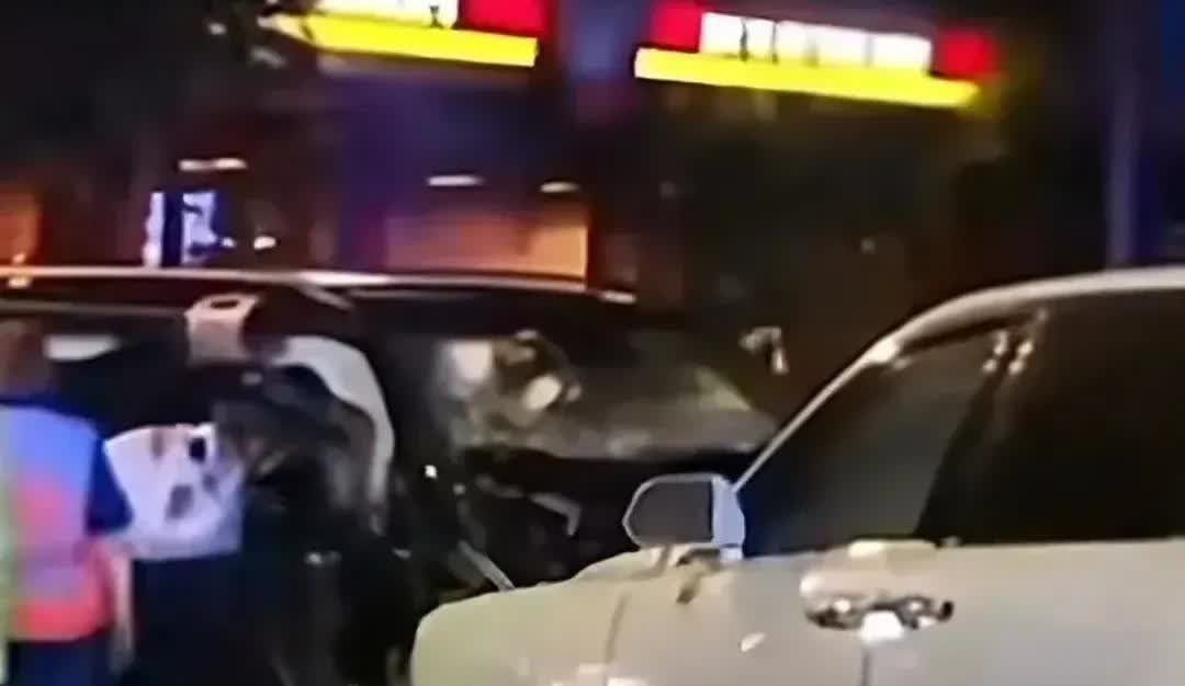 澳洲撞车这事不止中国人感叹中国人有钱，外国人也在感叹中国人太有钱了，这肯定让外国