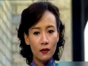 吴君如在镜头前猛地凑近商天娥：“当年监制是不是暗恋你，才把最美的阿珂给你演？”全场瞬间炸锅。旁边的邓