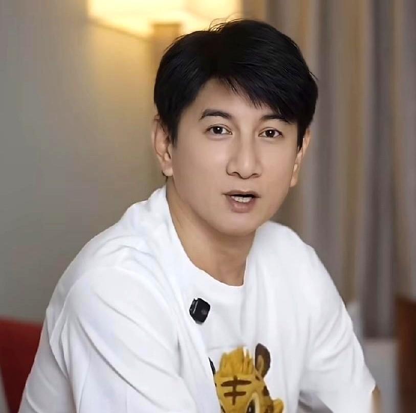 10月4日的直播里，吴奇隆亲口承认自己已经彻底不拍戏了。大家本以为他只是暂缓脚