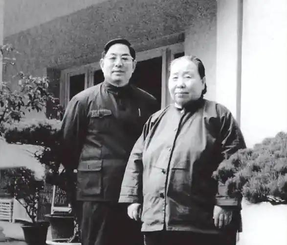1961年11月25日，宋庆龄的保姆李燕娥走进厨房不久，厨师何元光如疯了