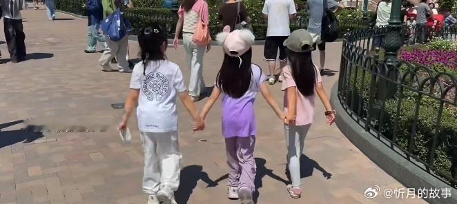 潘玮柏带5岁女儿游迪士尼，柔声细语太宠溺，还不停给控糖妻子投喂​​​
