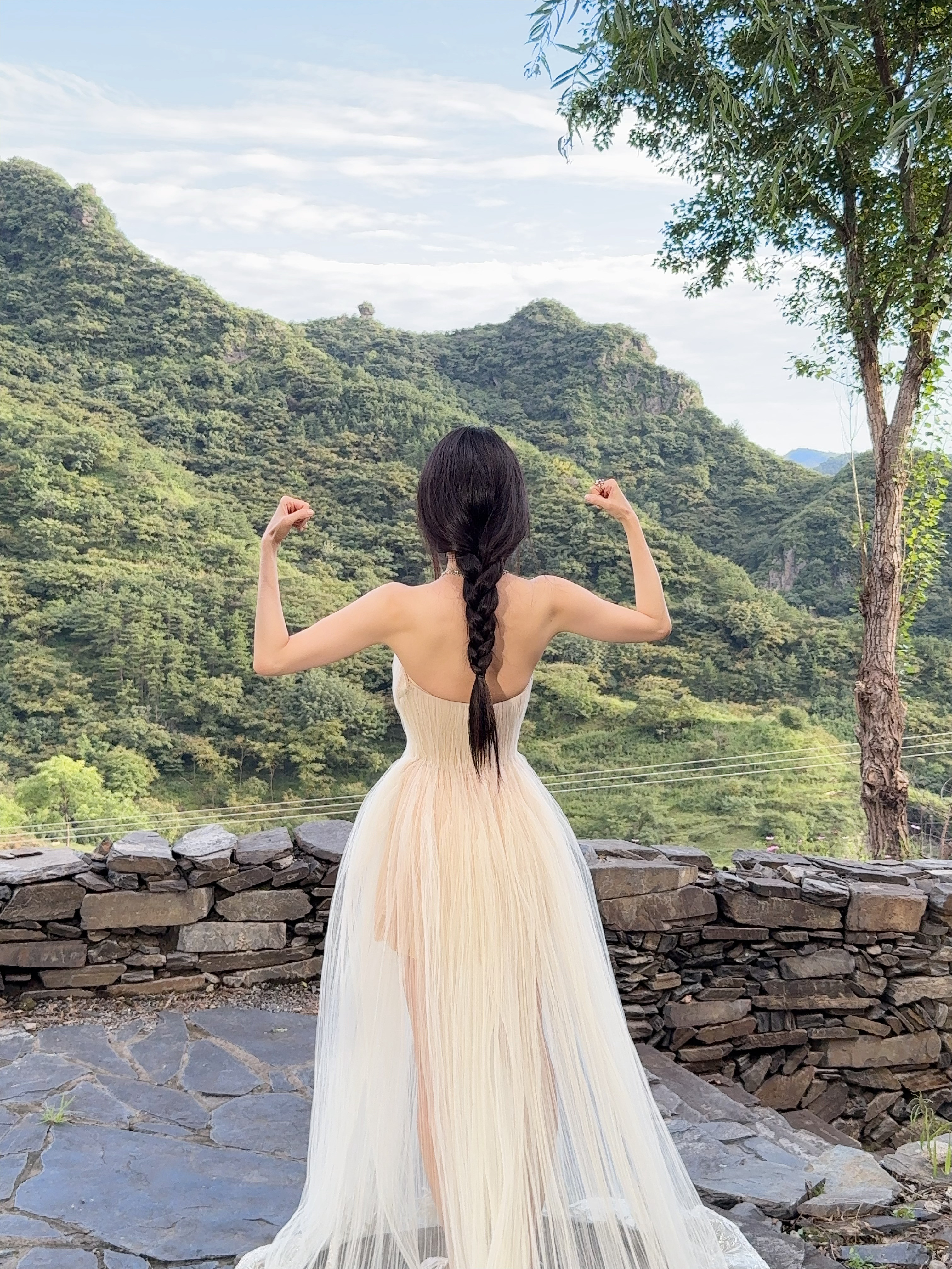 我觉得杨幂的肱二头肌💪练成进度已100%[点赞]​​​