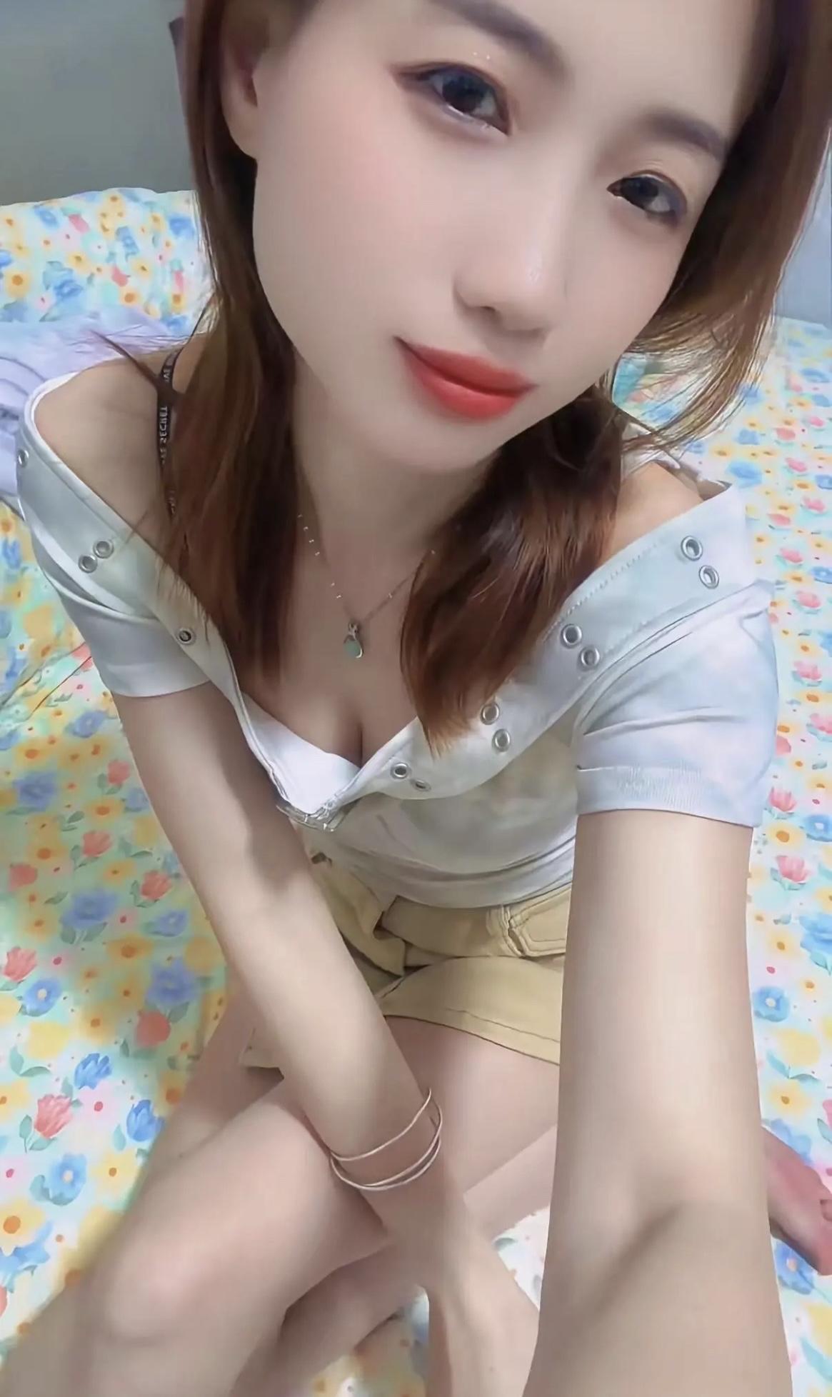 到家了，屋里黑漆漆的。我不想开灯，瘫着，看着窗外的夜色。脑子空空，手脚懒得动