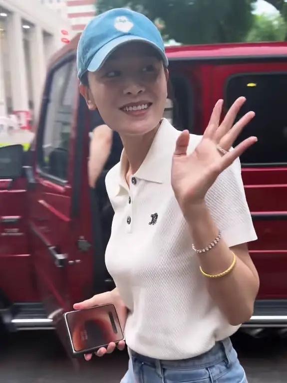 田亮老婆叶一茜，绝对是当年那一批超女里混得最明白的一个！当年同届的李宇春、张靓