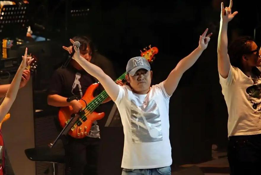 刀郎这波操作，确实有点东西。8月30日，四川资中万金山体育场，新建场馆的首场万