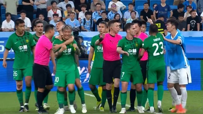 哈哈哈，张稀哲最后时刻绝杀了深圳。第89分钟，无人盯防的张稀哲，在对方禁区右