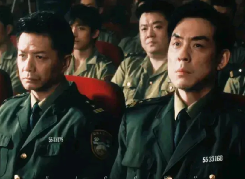 继续追剧《扫毒风暴》。青年演员刘欢，在此剧中饰演警察黎安。一开始，他是一位忠