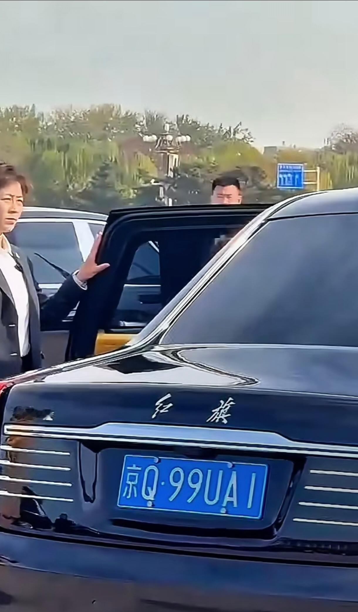 就在刚刚。据泰媒报道，泰王室突然宣布了公开亮相安排。画面里能看出王后