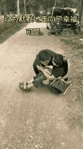 一对情侣发生矛盾，女友撒娇耍横撕打男友，还打男友一耳光，男友想还手，却高高举起轻