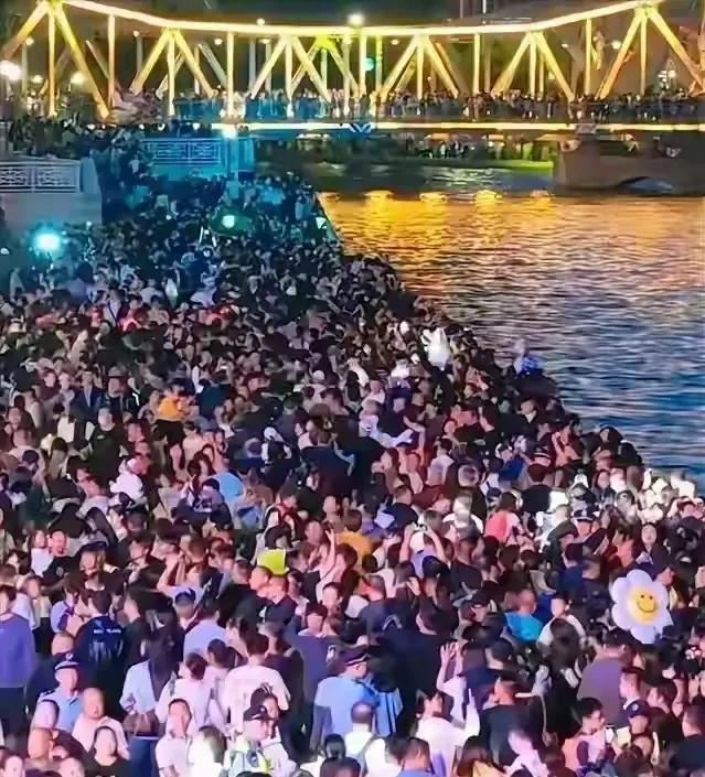 国庆节假期刚开启，全国各地的游客就扎堆奔着天津来旅游，可我发现一件趣事。天津本地