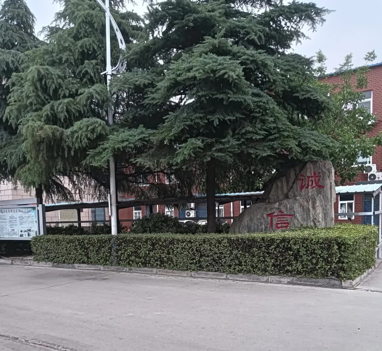 员工的老婆跑到公司哭闹，说员工非要跟她离婚她不想离，找到公司让我去说和，发誓赌咒