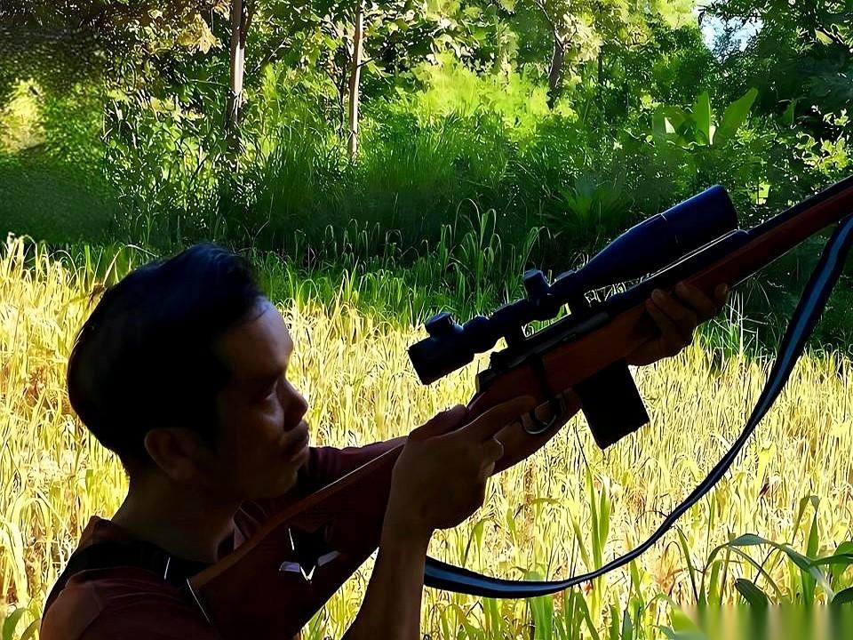 一公斤卖1800块。在那个地方，这笔钱能救命。所以，一个村子，密密麻麻种了快十