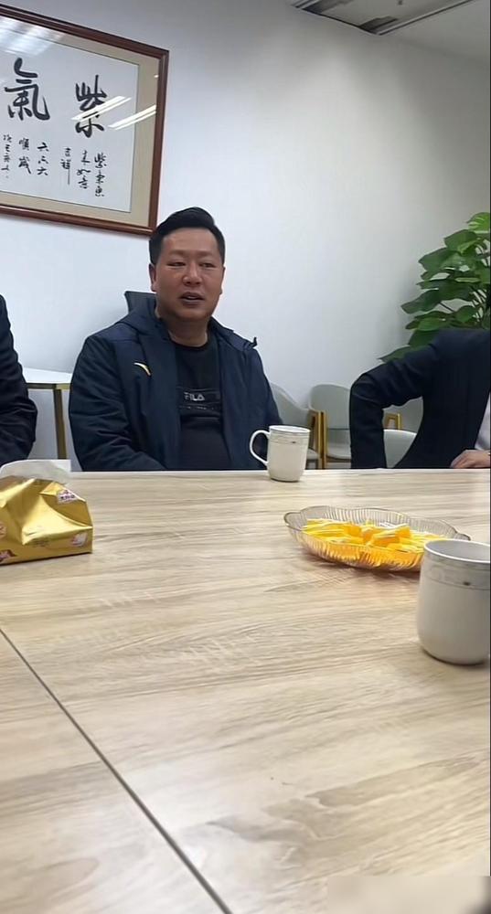 现在判断一个人有没有实力，别看他戴什么表。看他敢不敢穿一件旧安踏。河南那位身家九