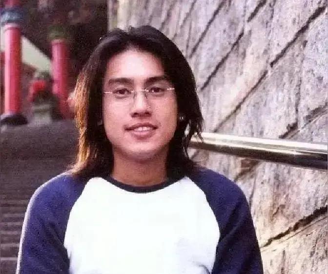 潘粤明最惨那几年，朱孝天拉了他一把，主动递剧本，虽然最后没拍成，但这份心意够他记