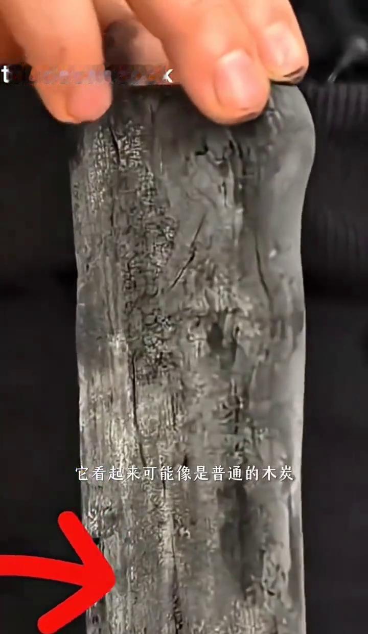 乌钢炭，不是普通炭，是炭界“劳斯莱斯”。一敲响金属声，一看就不是凡品。高温持