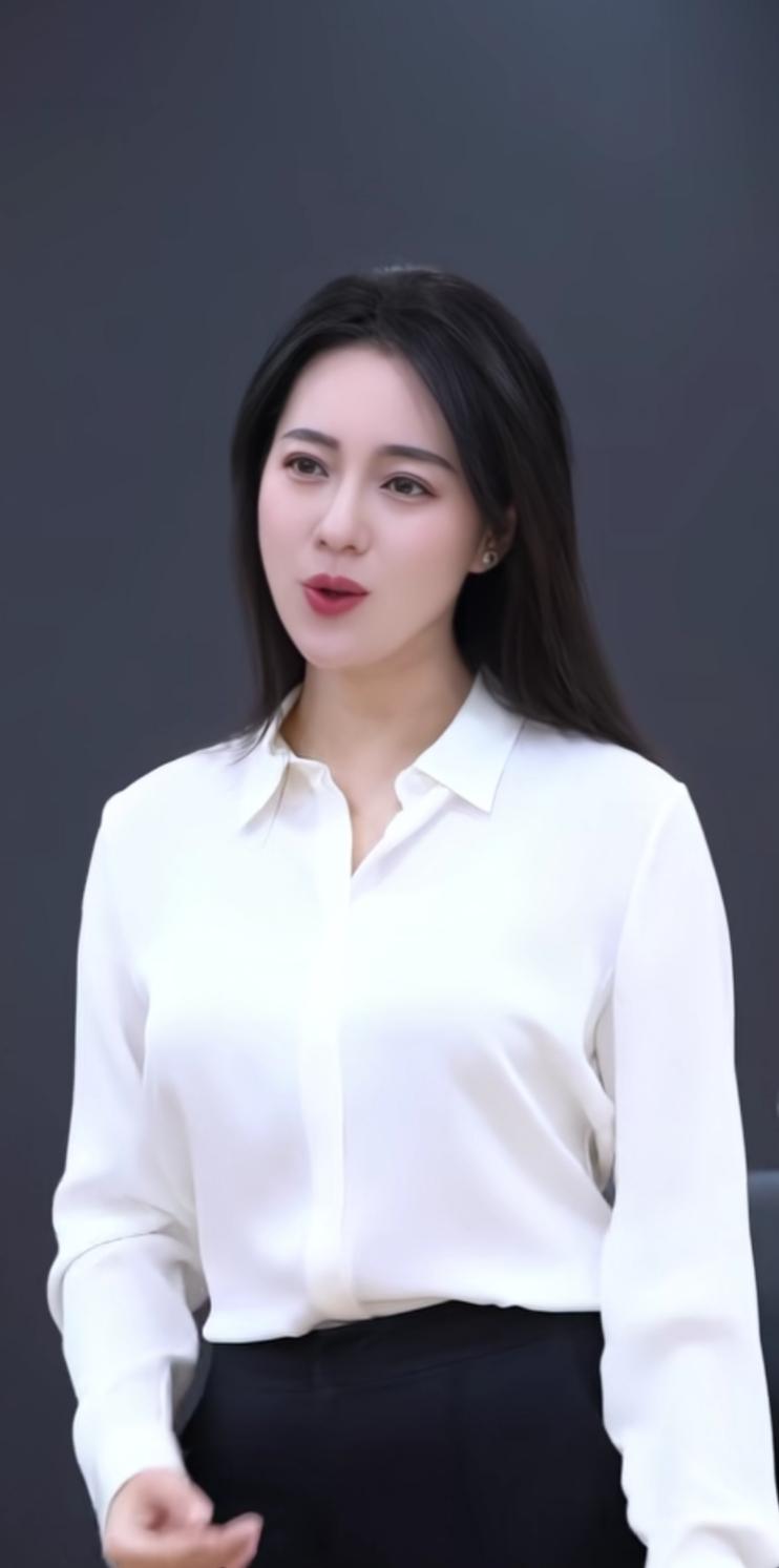 优雅职场风，白衬衫黑裙，自信满满！