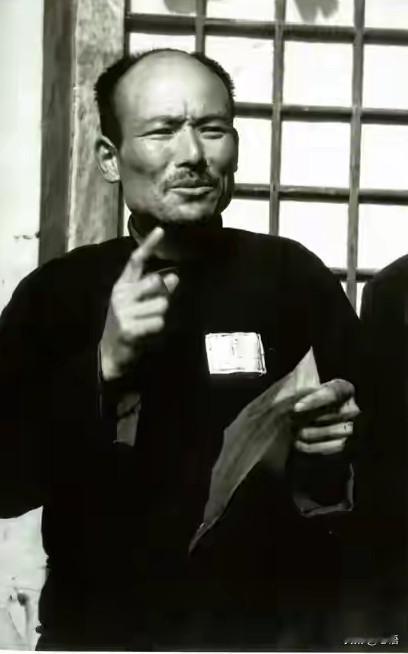 1947年延安主动撤离，老红军韩继恩滞留城内，被俘后主动指引敌军起出机密档案，初