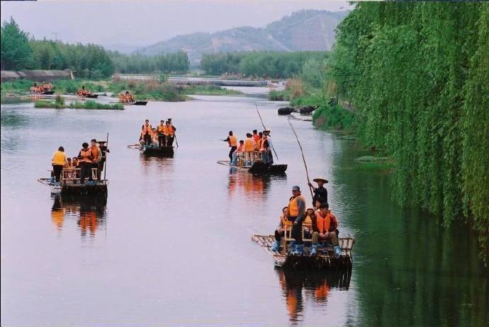 杭州·双溪竹海，遍地竹林，苍翠欲滴,潺潺溪水，涓涓清流，澄澈无比，沁人心脾。
