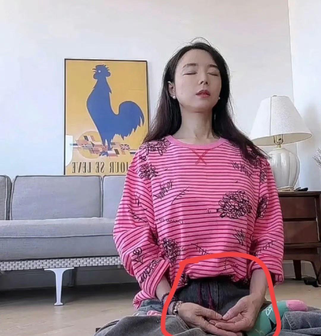 张静初吃素的副作用来了！45岁的她，一双手像60岁常年干农活的手，手上全是皱纹，